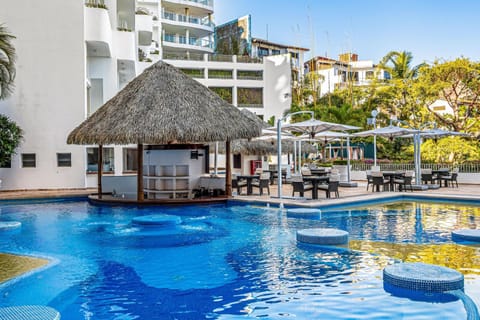 Property building, Day, Swimming pool, Swimming pool, sunbed