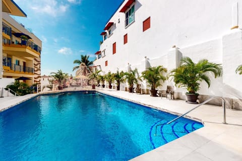 Property building, Day, Swimming pool, Swimming pool, sunbed