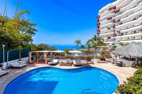 Property building, Day, Swimming pool, Swimming pool, sunbed