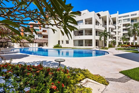 Property building, Day, Pool view, Swimming pool, sunbed