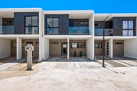 Property building, Facade/entrance, Day