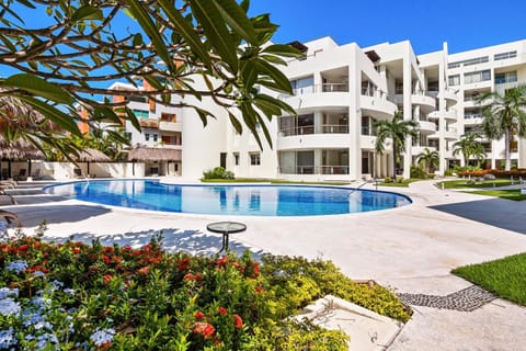 Property building, Day, Swimming pool, sunbed