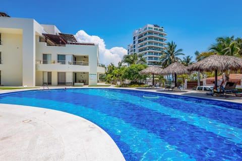 Property building, Day, Swimming pool, sunbed