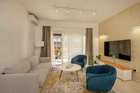 Communal lounge/ TV room, TV and multimedia, Living room, Seating area, Evening entertainment
