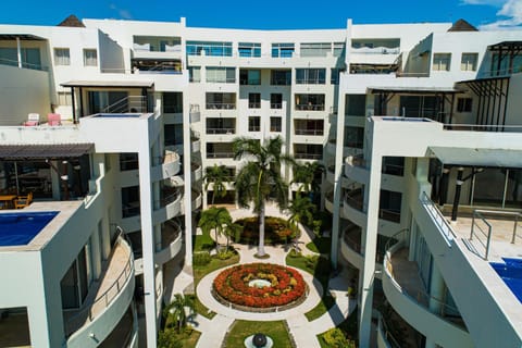 Property building, Day, Garden, Swimming pool