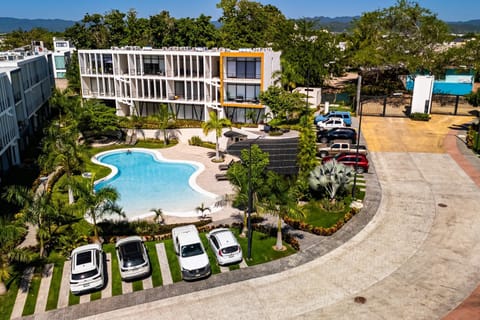 Property building, Day, Bird's eye view, Swimming pool, Parking