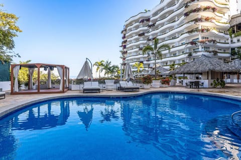 Property building, Day, Swimming pool, sunbed
