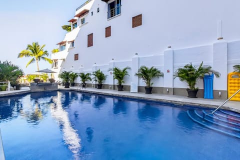 Property building, Day, Swimming pool, Swimming pool, sunbed