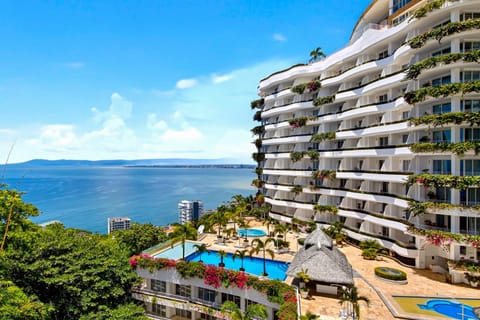 Property building, Day, Beach, Sea view, Swimming pool, sunbed