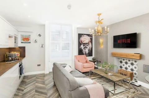 Communal lounge/ TV room, TV and multimedia, Living room, Seating area, Evening entertainment