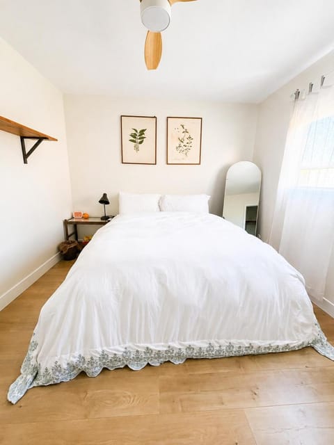 Bed, Photo of the whole room, Bedroom