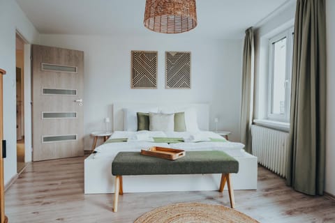 Bed, towels