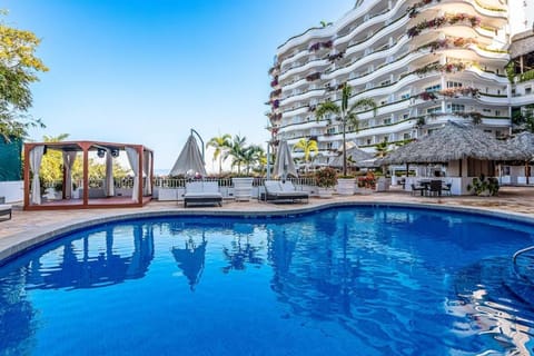 Property building, Day, Swimming pool, sunbed