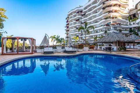 Property building, Day, Swimming pool, Swimming pool, sunbed