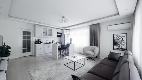 TV and multimedia, Kitchen or kitchenette, Living room, Seating area, Dining area