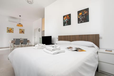 Bed, TV and multimedia, Photo of the whole room, Bedroom, towels, air conditioner