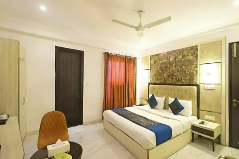 Bed, TV and multimedia, Living room, Photo of the whole room, Seating area, Bedroom, fireplace, wardrobe, air conditioner