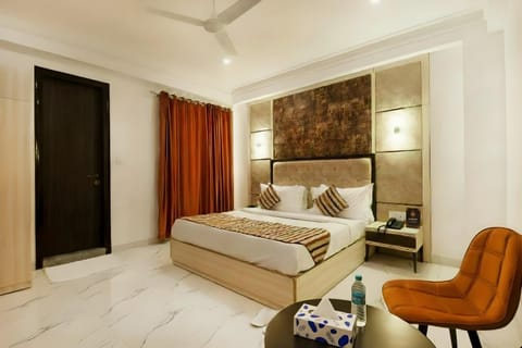 Bed, Living room, Photo of the whole room, Seating area, Bedroom