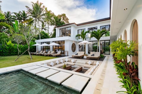 Swimming pool, sunbed