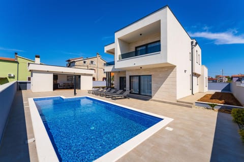 Property building, Patio, Day, Pool view, Swimming pool, sunbed