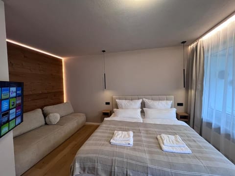 Bed, TV and multimedia, Photo of the whole room, Bedroom, towels