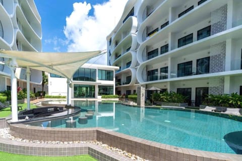 Property building, Day, Pool view, Swimming pool, sunbed