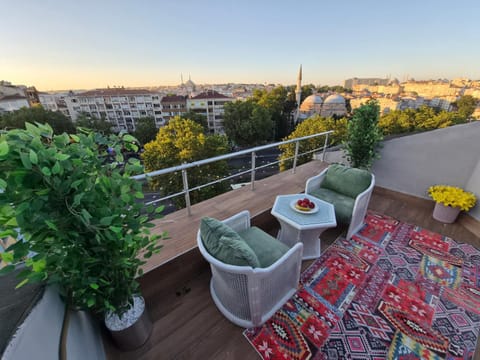 Patio, Patio, View (from property/room), View (from property/room), Balcony/Terrace, Balcony/Terrace, City view, City view, Landmark view, Landmark view, Street view, Street view