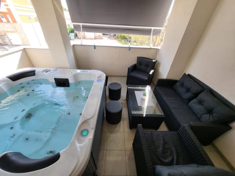 Hot Tub, Seating area