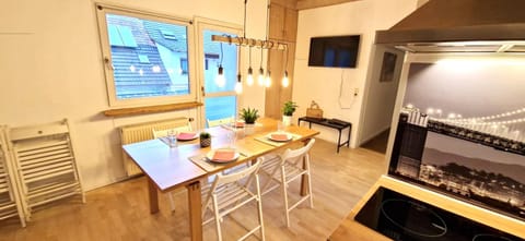 TV and multimedia, Kitchen or kitchenette, Dining area, Food, stove