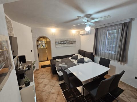 Bed, Living room, Dining area, Family