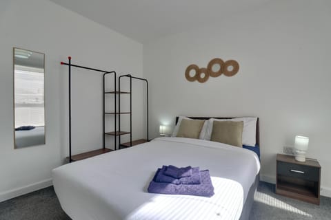 Bed, Photo of the whole room, Bedroom, towels