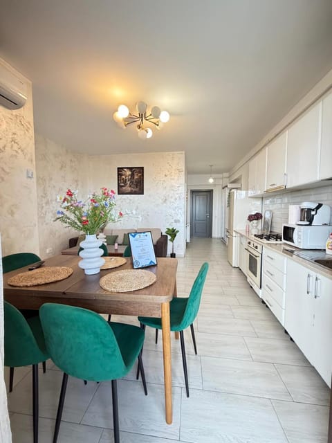 TV and multimedia, Kitchen or kitchenette, Living room, Seating area, Dining area, oven, toaster