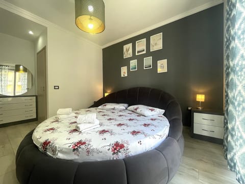 Photo of the whole room, Bedroom, towels, wardrobe