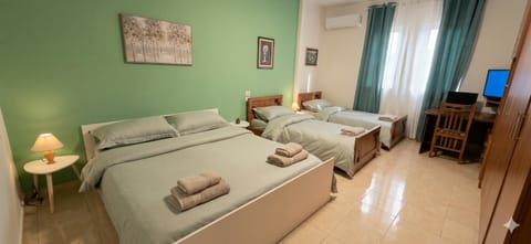 Bed, Bedroom, towels
