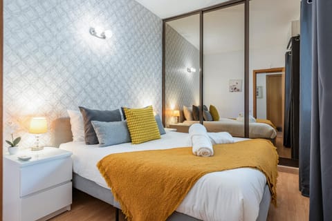 Bed, Photo of the whole room, towels, wardrobe