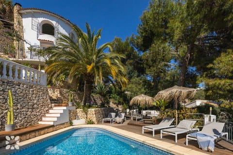 Property building, Patio, Spring, Day, Natural landscape, Garden, Garden view, Pool view, Swimming pool, sunbed