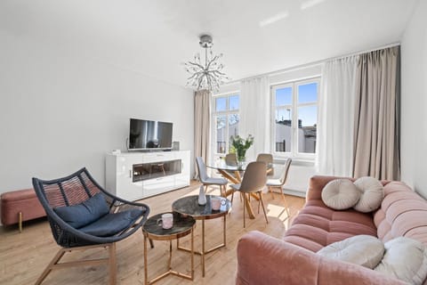 Communal lounge/ TV room, TV and multimedia, Seating area, Dining area