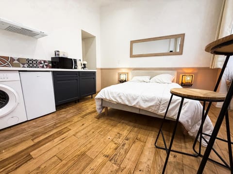 Bed, Kitchen or kitchenette, Living room, Bedroom, washing machine