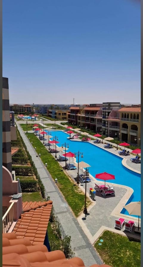 Property building, Day, Neighbourhood, Natural landscape, Pool view, Swimming pool, Location, Parking, sunbed