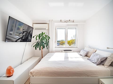 Bed, Living room, air conditioner