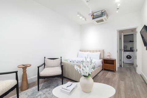 Photo of the whole room, Seating area, Bedroom