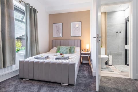 Shower, Toilet, Bed, Bathroom, Photo of the whole room, Seating area, Bedroom, towels