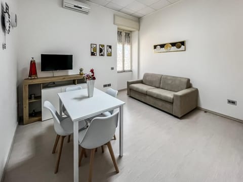 TV and multimedia, Seating area, Dining area