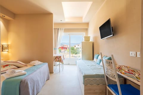 Bed, TV and multimedia, Photo of the whole room, Bedroom
