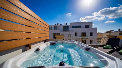 Day, Natural landscape, Hot Tub, Pool view, Swimming pool, sunbed