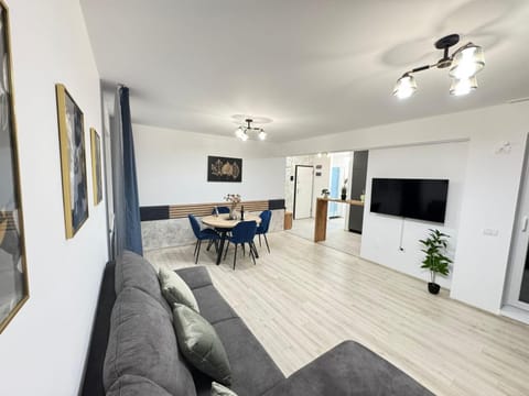 Communal lounge/ TV room, TV and multimedia, Living room, Seating area, Dining area, Evening entertainment
