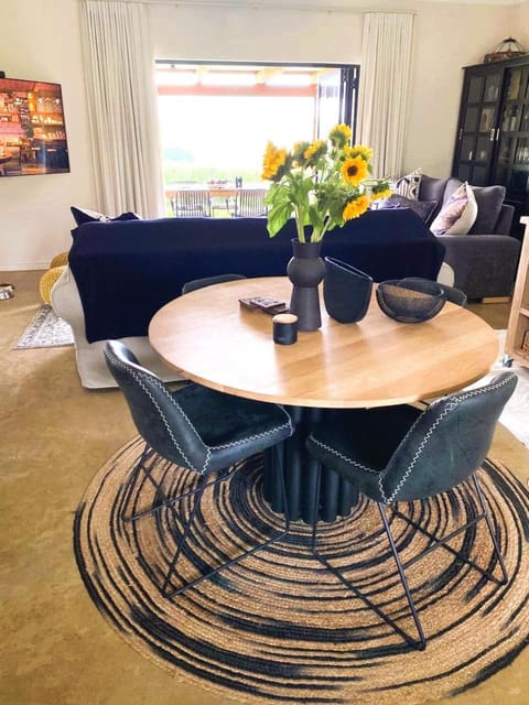 Day, Seating area