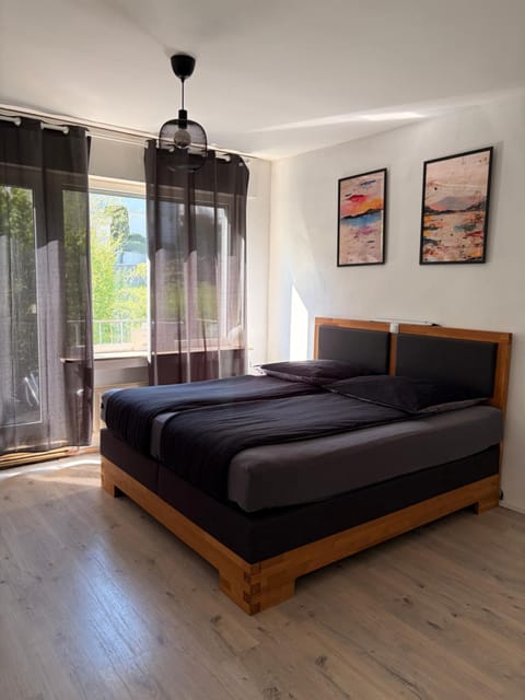 Bed, View (from property/room), Bedroom, Garden view