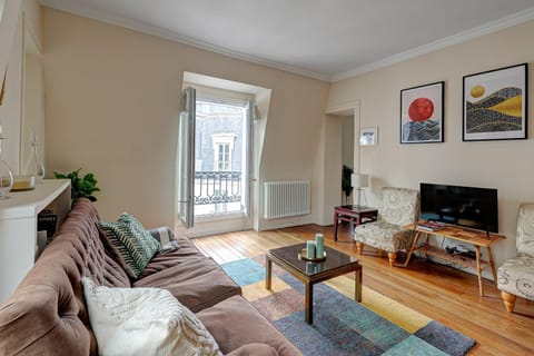 Property building, Communal lounge/ TV room, TV and multimedia, Living room, Seating area, Evening entertainment