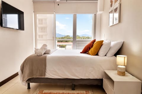 Bed, TV and multimedia, Photo of the whole room, Bedroom